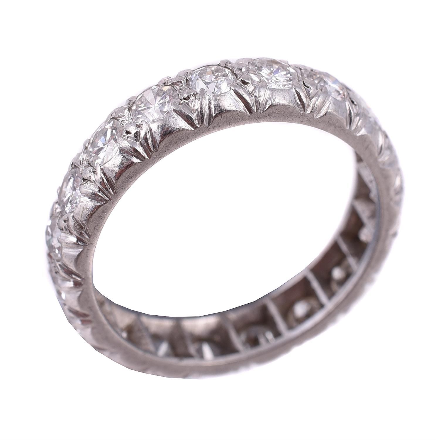 A diamond eternity ring 一枚永恒的钻石戒指，明亮式切割的钻石在夹层中镶嵌，共约1.71克拉，手指尺寸为N，总重5.4克。
