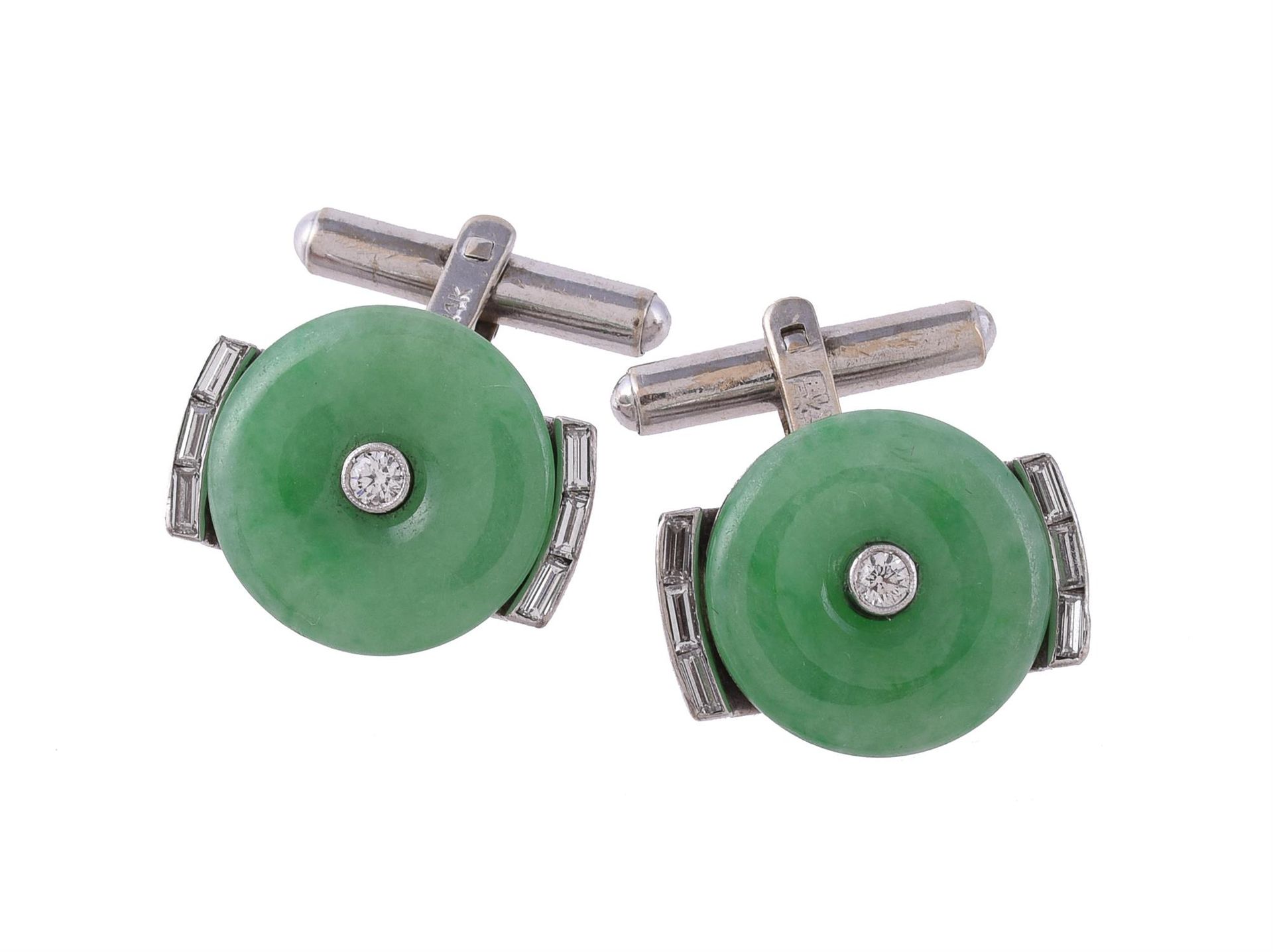 A pair of 1960s jadeite and diamond cufflinks Un par de gemelos de jadeíta y dia&hellip;