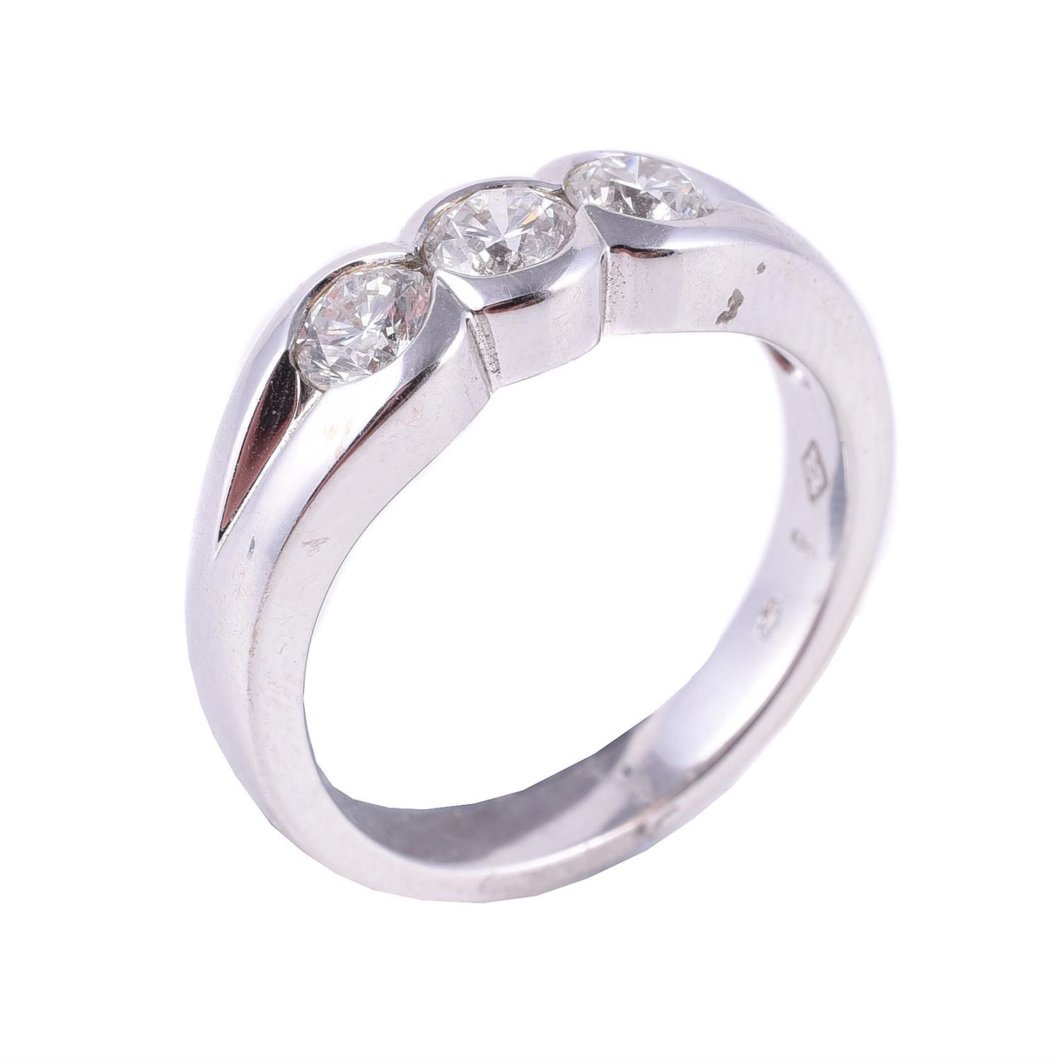 An 18 carat gold diamond three stone ring 一枚18K金钻石三石戒指，三颗明亮式切割的钻石，总重约0.66克拉，在抛光柄&hellip;