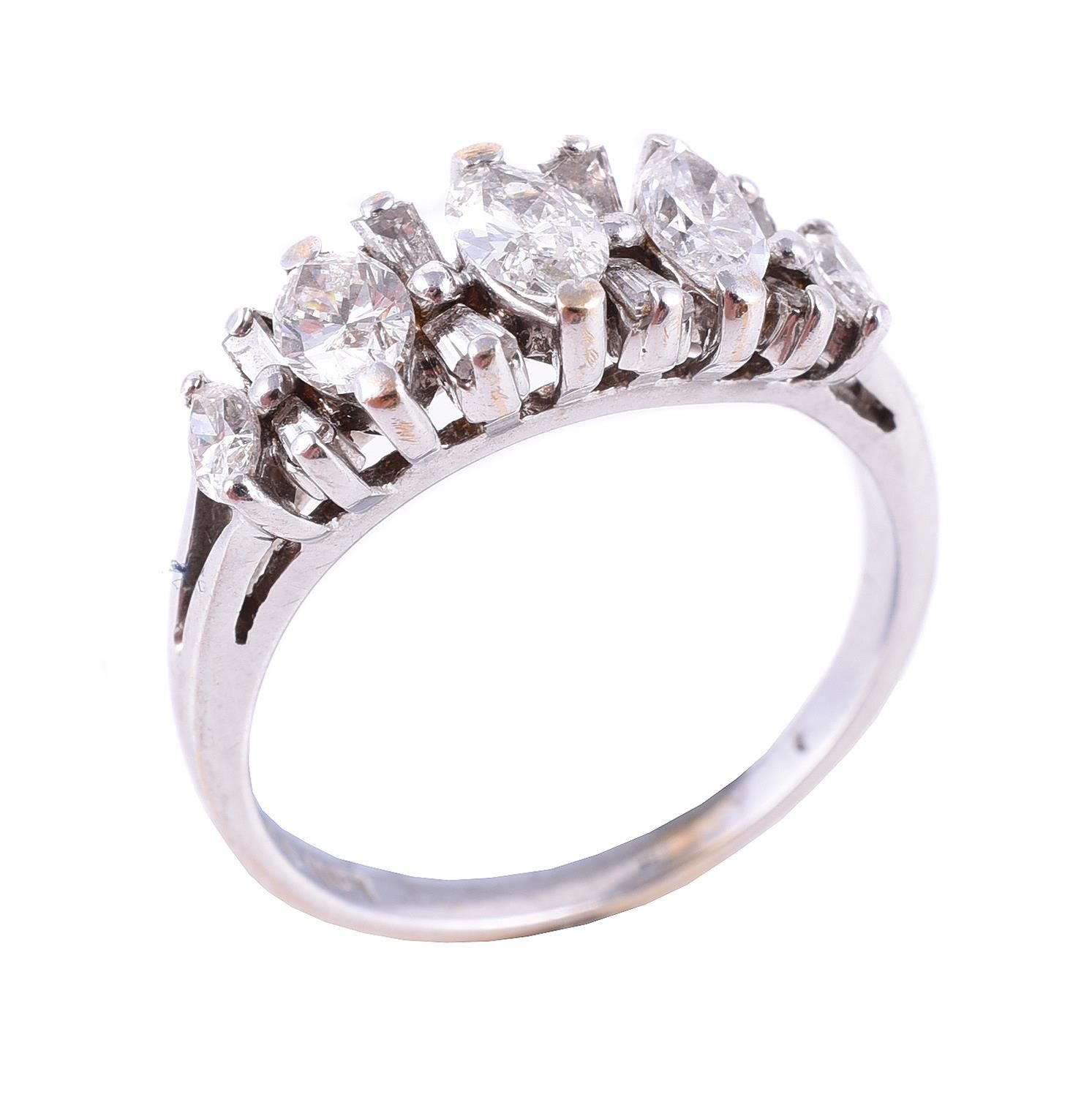 A diamond dress ring 一枚钻石戒指，渐变的榄尖形切割钻石与锥形长方形切割钻石相间，总重约0.85克拉，印有14K，手指尺寸L 1/2，总重3&hellip;