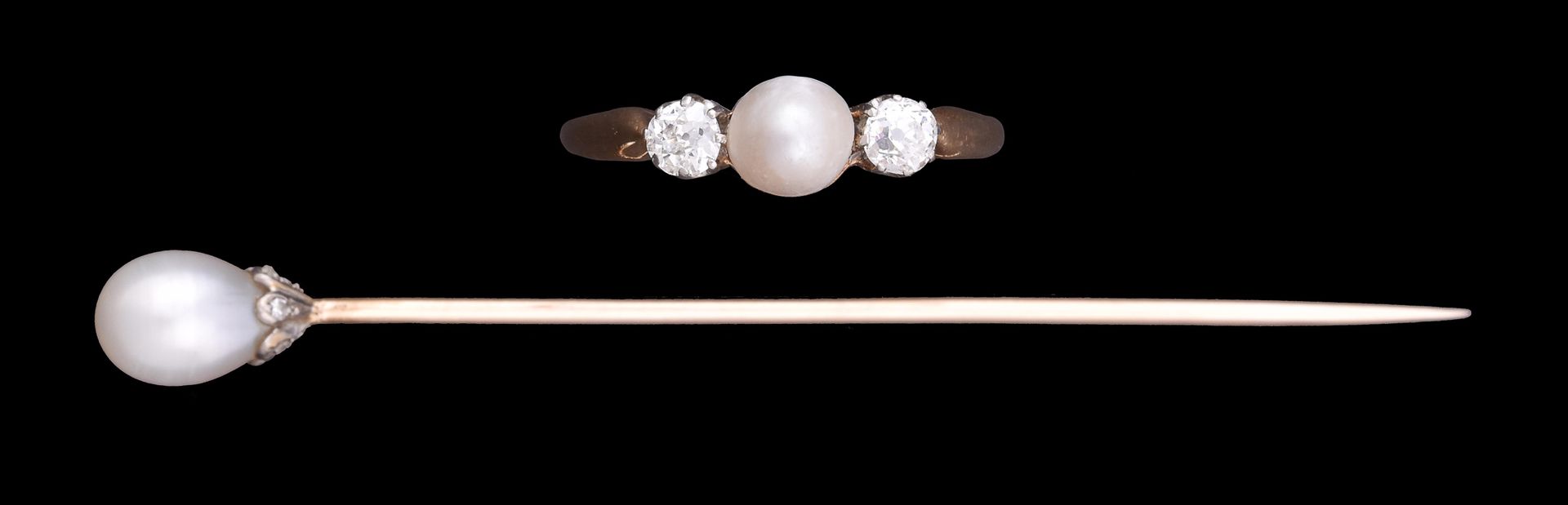 A 1920s three stone diamond and cultured pearl ring 一枚1920年代的三石钻石和养殖珍珠戒指，老式明亮式切割&hellip;