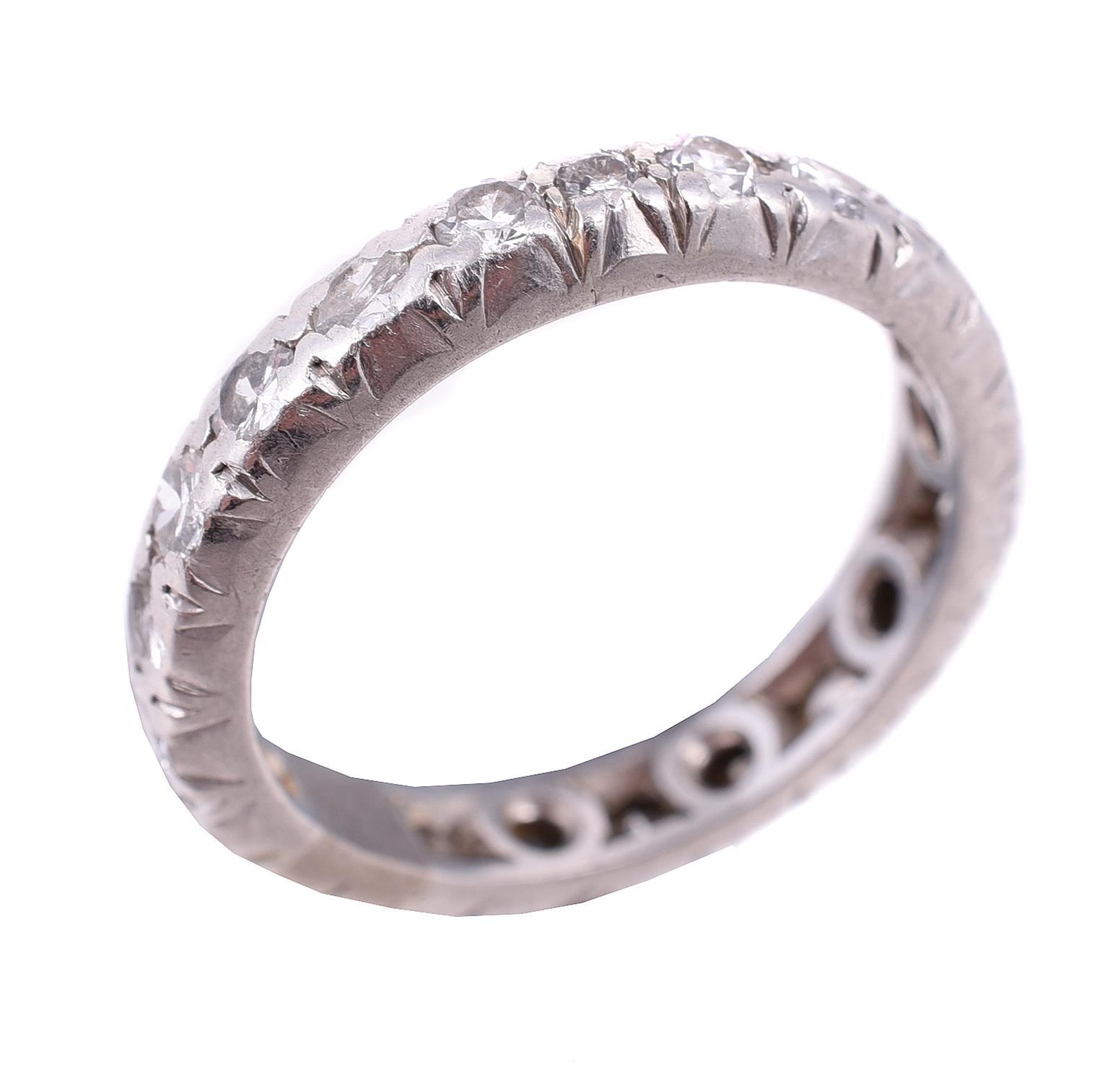 A diamond eternity ring 一枚永恒的钻石戒指，戒托上镶嵌着明亮式切割的钻石，共约1克拉，手指尺寸为N，总重5.5克。