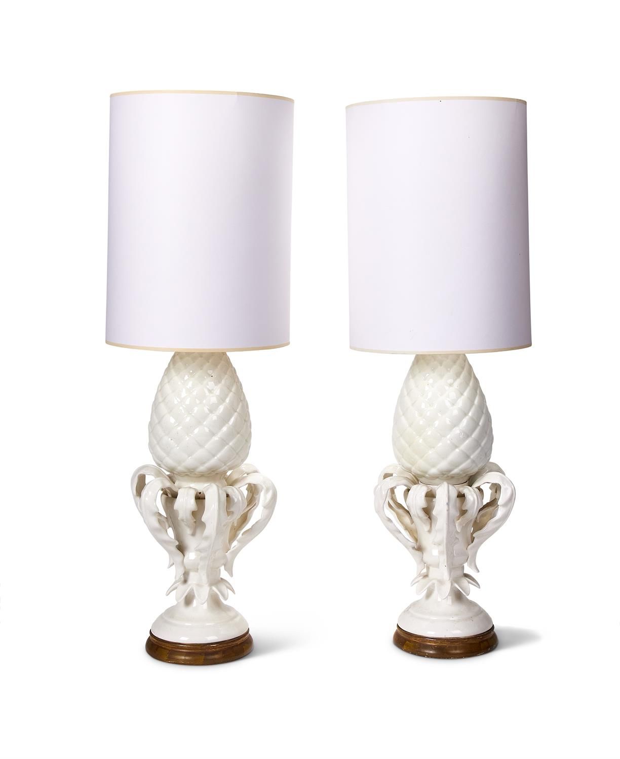 A PAIR OF CREAM GLAZED POTTERY PINEAPPLE FORM LAMPS, MODERN Paire de lampes en f&hellip;