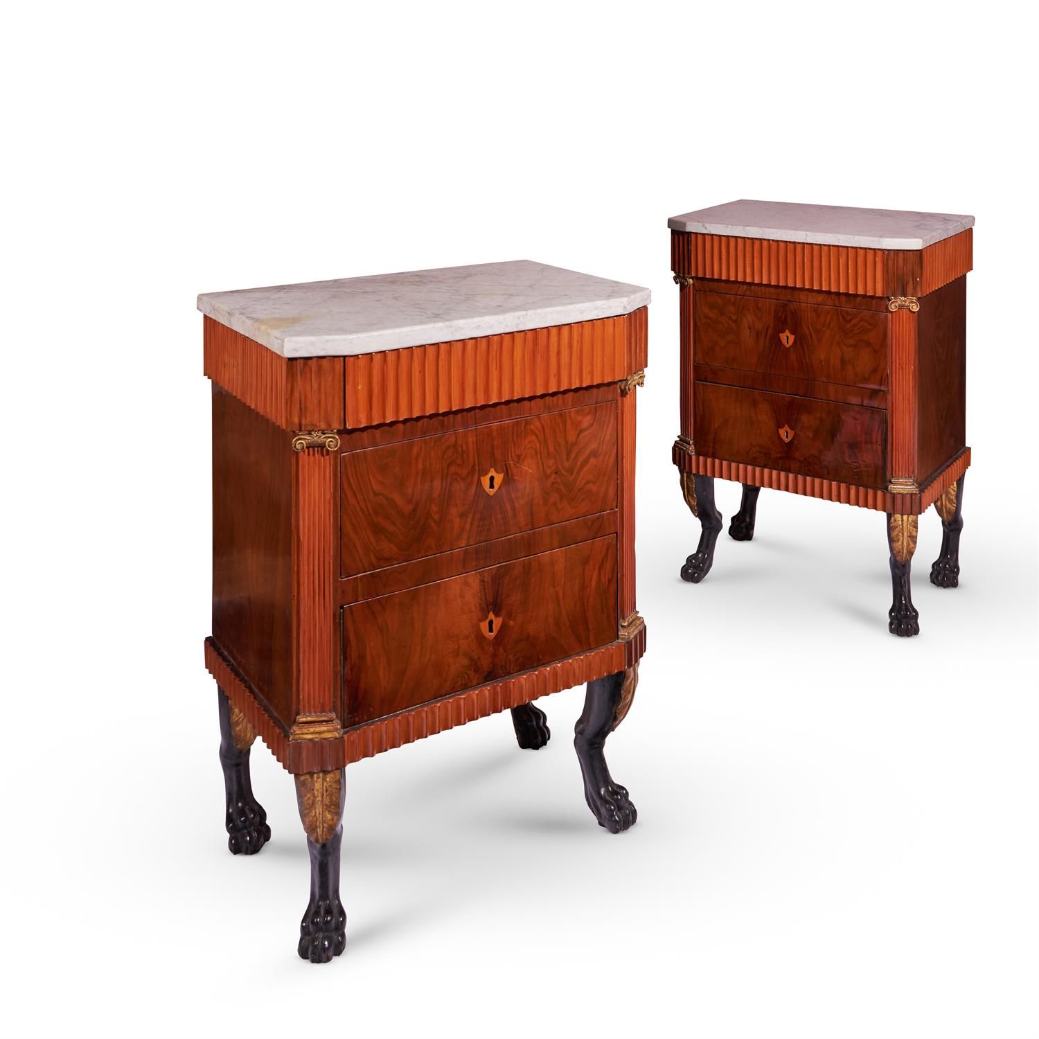 A PAIR OF ITALIAN PARCEL GILT, FRUITWOOD AND WALNUT BEDSIDE CHESTS PAIRE DE CHAI&hellip;