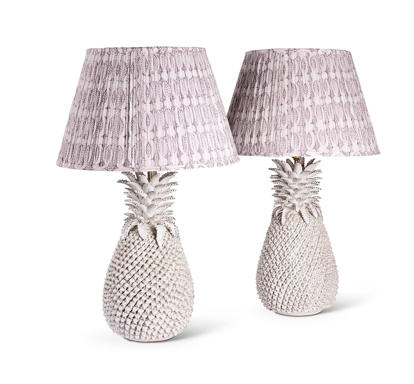 A PAIR OF WHITE CERAMIC PINEAPPLE LAMP BASES, MODERN PAIRE DE LAMPES PINEAPPLE E&hellip;