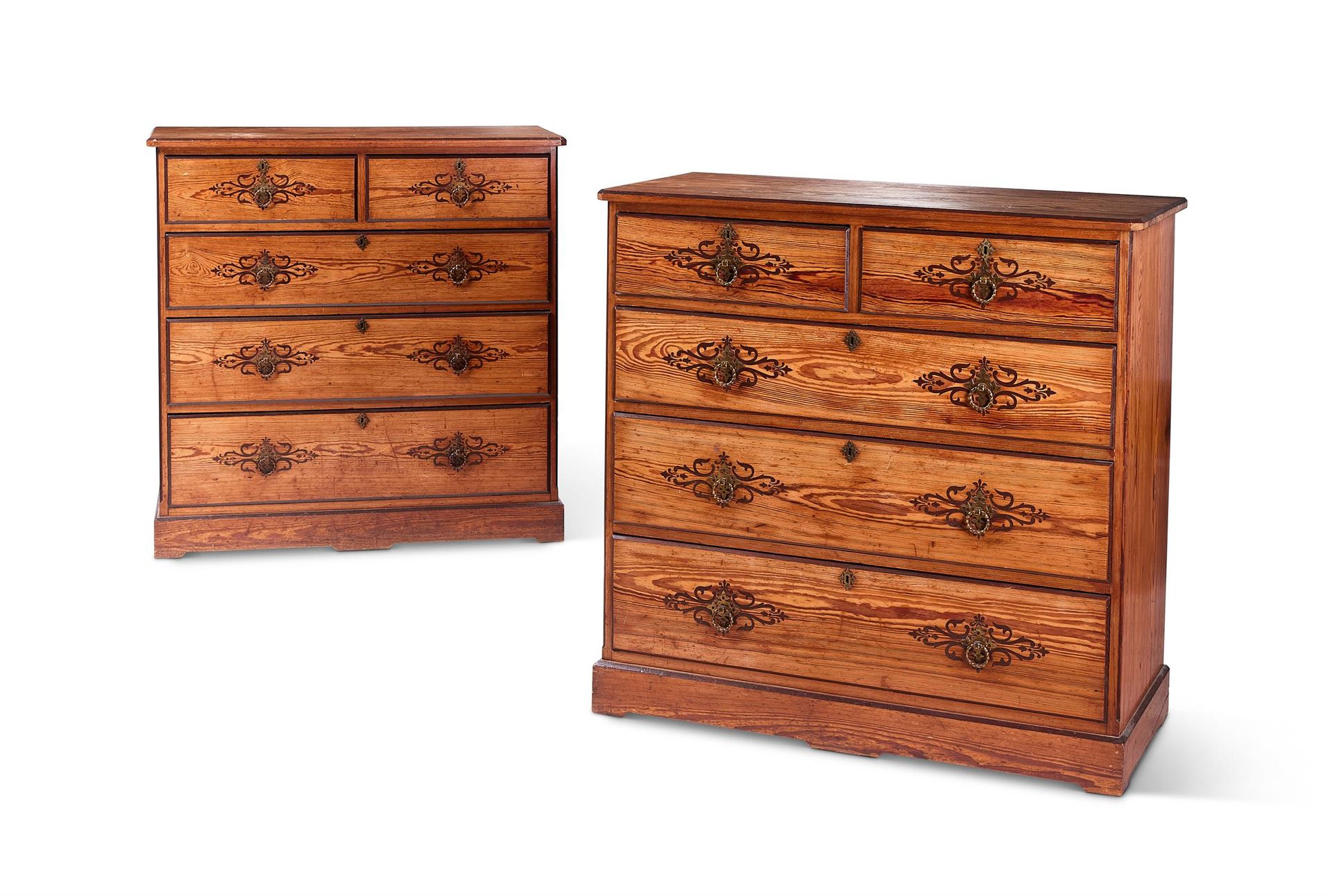 A PAIR OF VICTORIAN PITCH PINE CHESTS, CIRCA 1870 PAIRE DE CHAISES EN PIN PITCH &hellip;