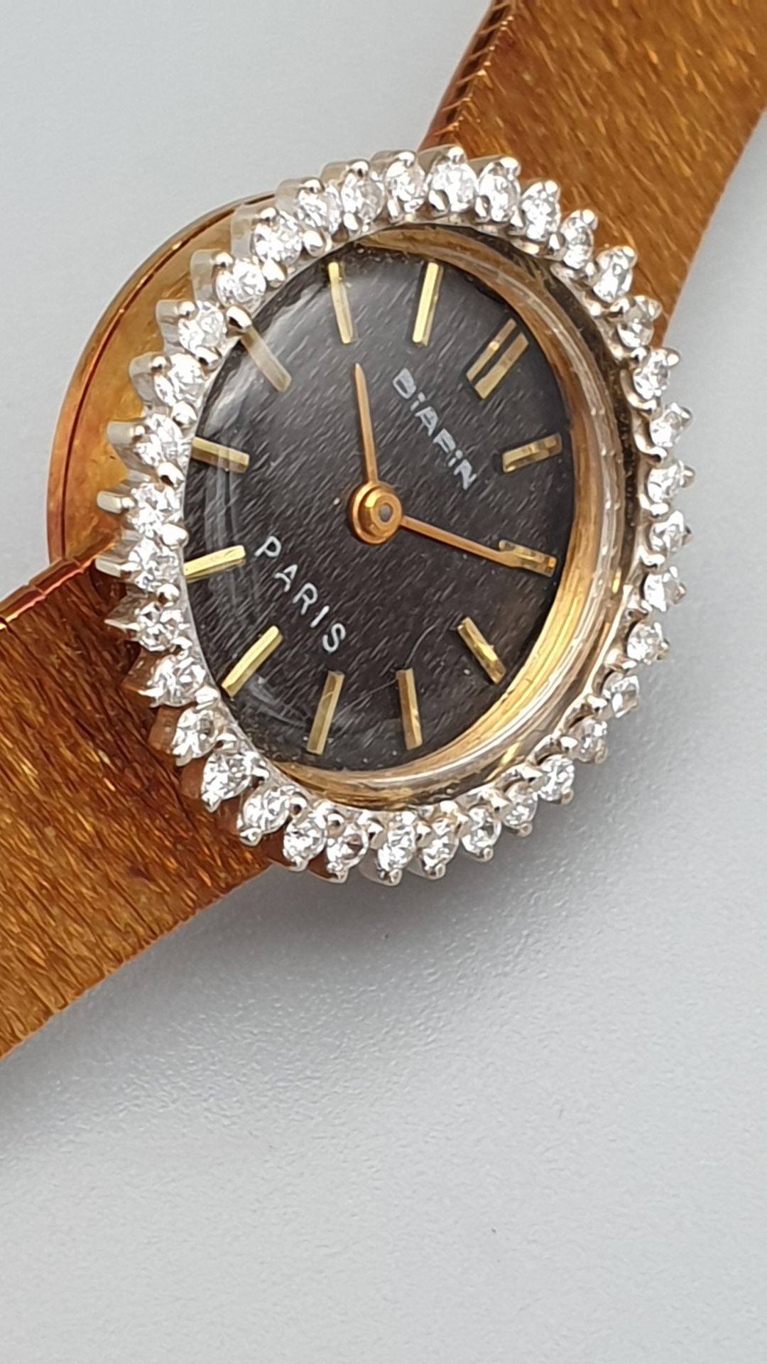 Null DIAFIN Paris, vers 1965

Elégante montre de dame en or jaune18K et lunette &hellip;