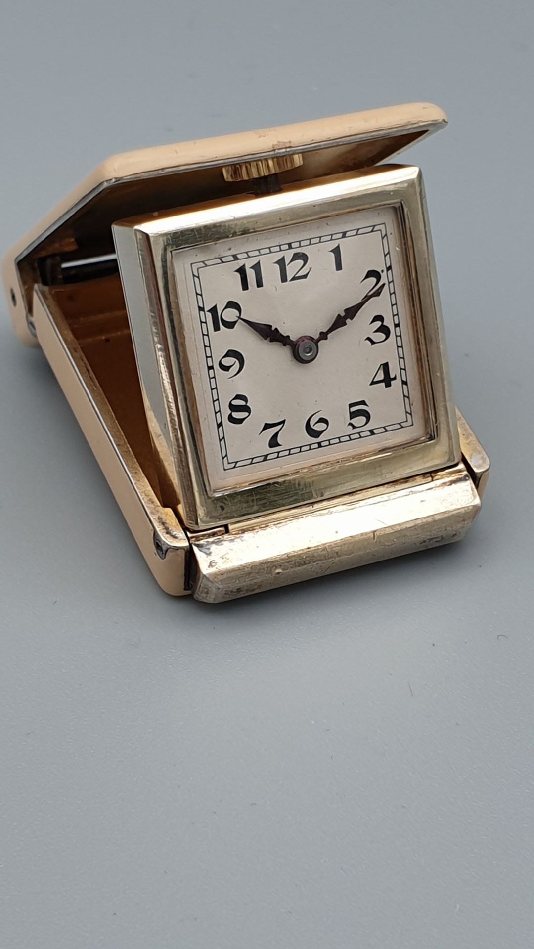 Null Petite montre de sac en vermeil et laque ivoire, vers 1935

Cadran basculan&hellip;