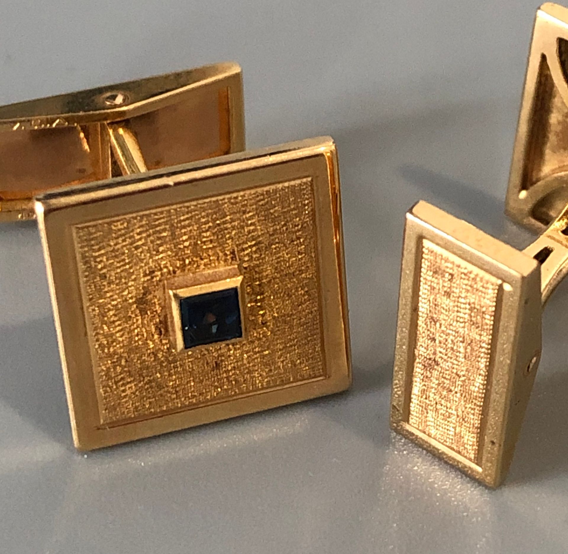 Null VAN CLEEF ARPELS - 一对重要的18K黄金（千分之七十五）袖扣，图案为玑镂式方形，中间有小型方形蓝宝石。签名：V.C.A，有编号。毛重&hellip;