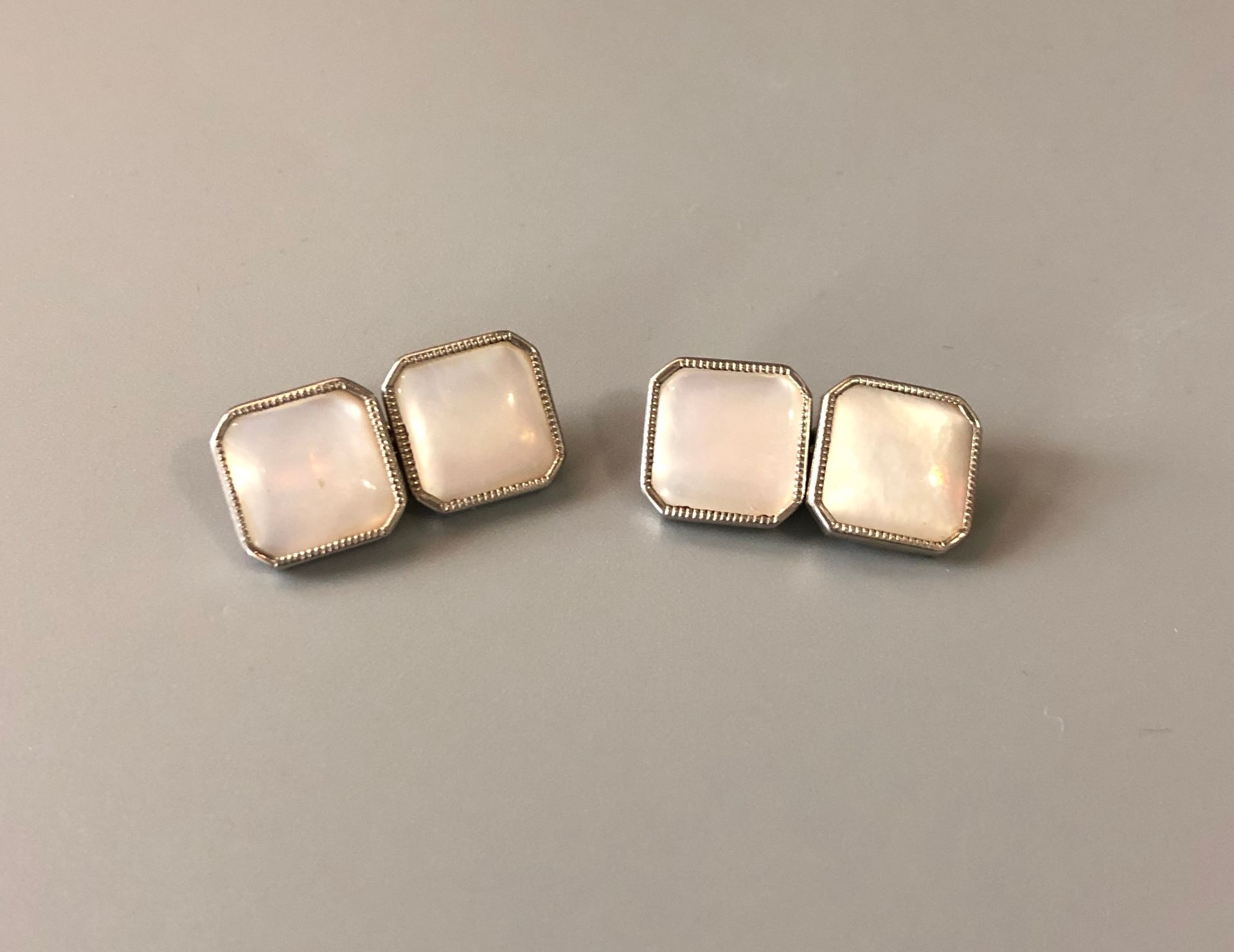 Null 
Pair cufflinks, the square motives decorated with a mother-of-pearl plate &hellip;