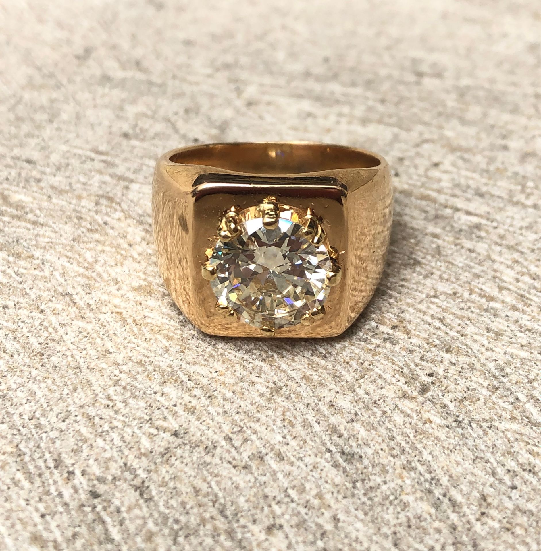 Null 一枚重要的18K玫瑰金（千分之七十五）戒指，装饰有爪式镶嵌的老式切割钻石。1940年的法国作品。

 转指：58。

P.毛重：20.9克。

 钻石&hellip;