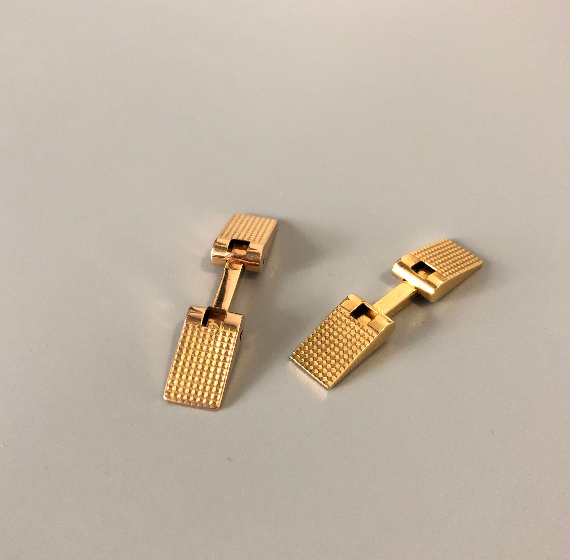 Null Coppia di gemelli articolati in oro 18K (750 millesimi) decorati con punte &hellip;