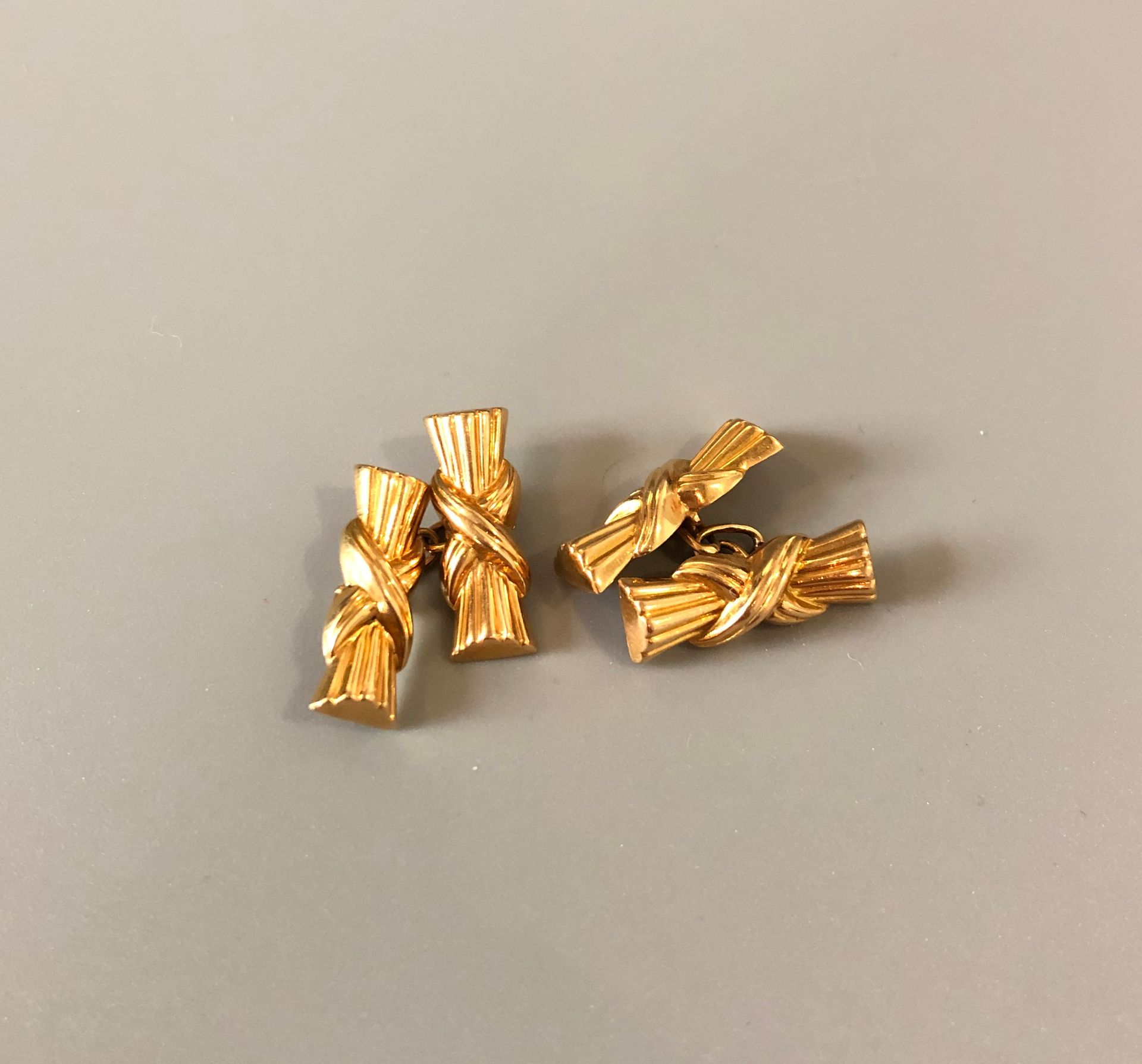 Null Pair of 18K (750 thousandths) yellow gold cufflinks with "Knots" motifs. P.&hellip;