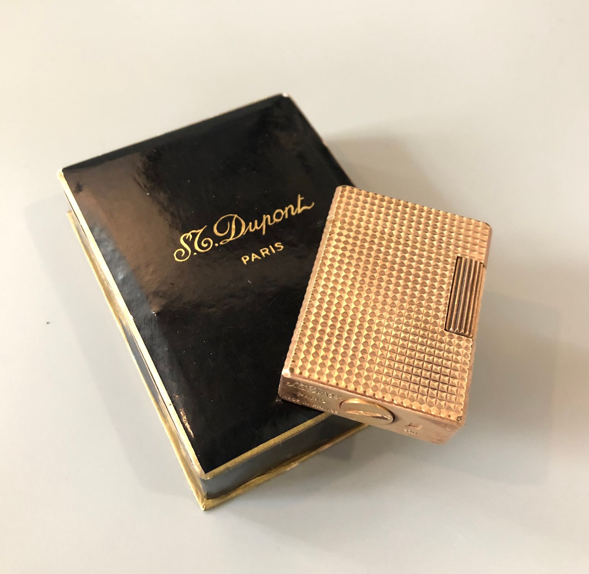 Null DUPONT - PARIS - Lighter in gilded metal with decoration point of diamonds.&hellip;