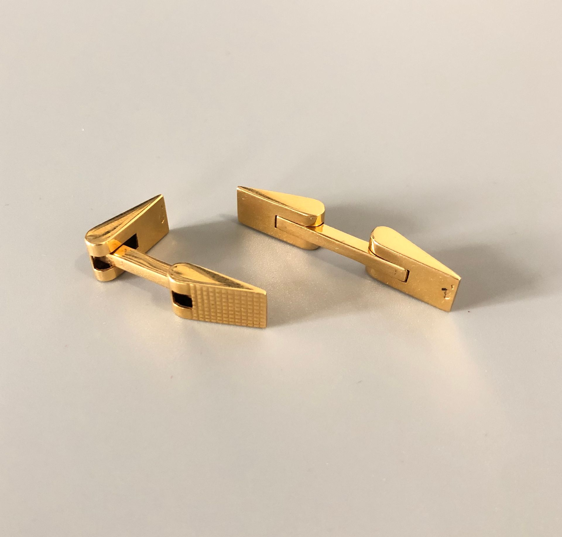 Null Pair of cufflinks in 18K yellow gold (750 thousandths) with chased diamond &hellip;
