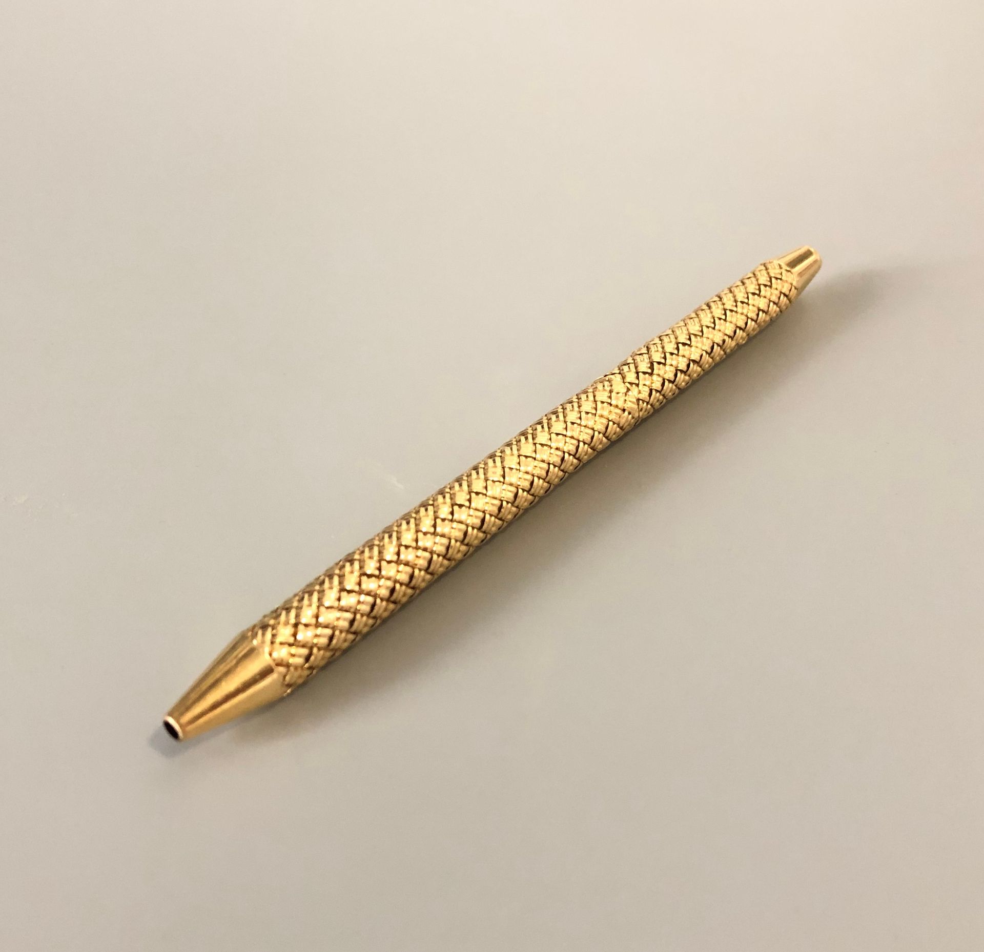 Null 
FRED- 圆珠笔，有两种颜色（红色和黑色），由18K黄金（750千分之一）编织而成。有签名和编号的弗雷德。毛重：30.5克。