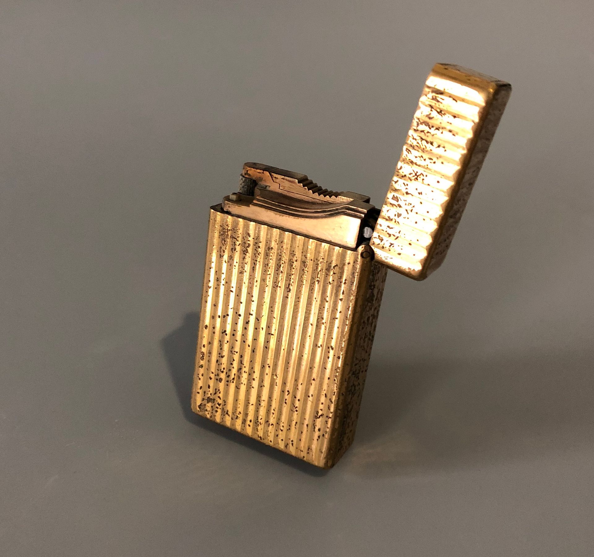 Null DUPONT - 巴黎 - 镀金金属打火机，有Godronné装饰。燃气加注。签名：Dupont Paris，并有编号。(穿)。尺寸：6 x 3,5 &hellip;