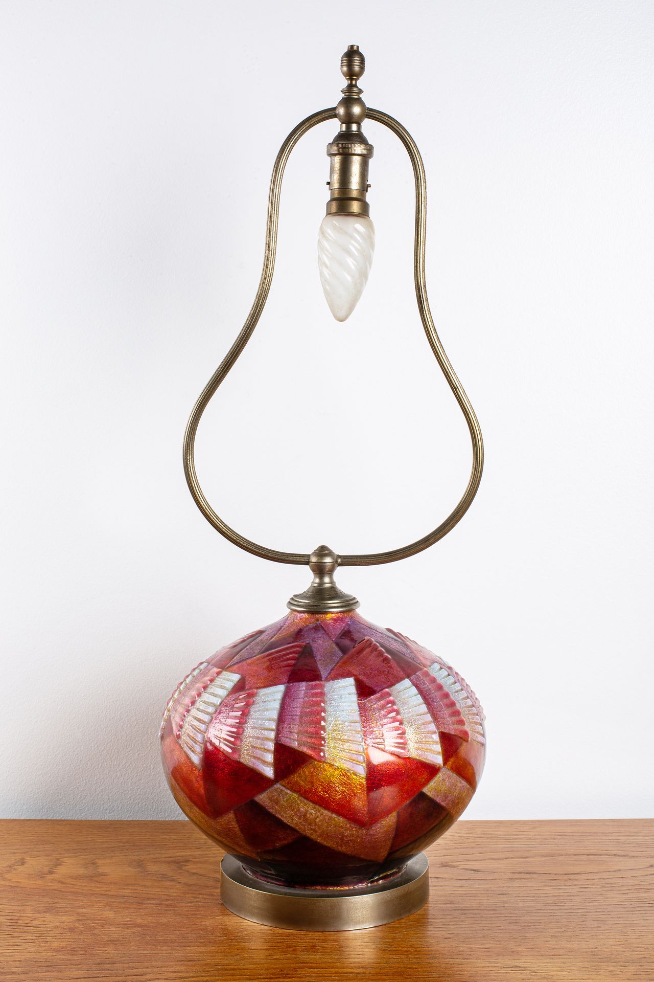 Camille FAURÉ (1874-1956) 
卡米尔-福雷(1874-1956)




装在半透明珐琅铜灯中的盘素形花瓶，有多色几何装饰




签名&hellip;
