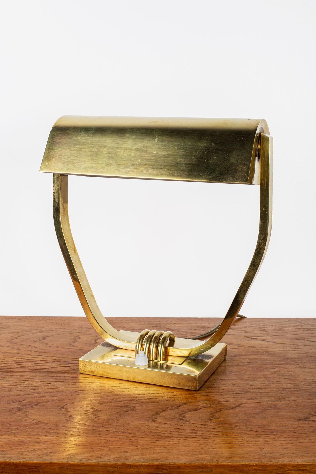 Null 20世纪40年代的现代主义作品，符合让-佩泽尔（1892-1986）的品味。

黄铜台灯，有可调节的灯罩，方形底座上有半圆形的装饰。

高：29厘米；&hellip;