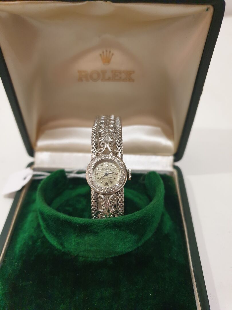 ROLEX "Précision" vers 1960. 

Élégante "Dress Watch" de dame en or blanc 18K et&hellip;