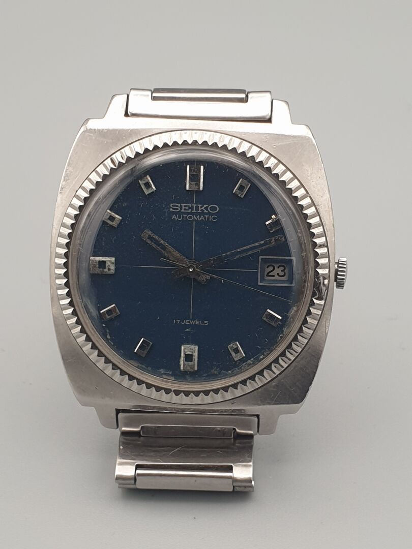SEIKO 7005-7001R, vers 1971. Montre bracelet en acier, large boitier coussin, co&hellip;