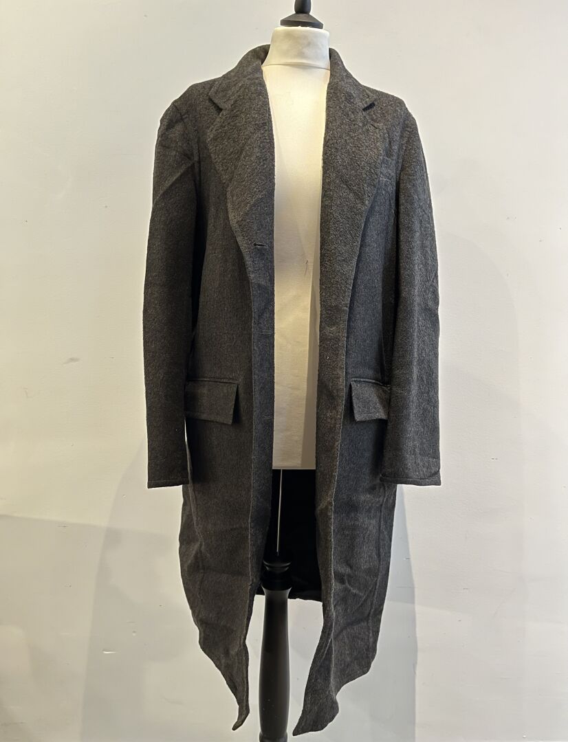 HERMES Ensemble comprenant : 

- un manteau longueur 3/4 en cachemire gris anthr&hellip;