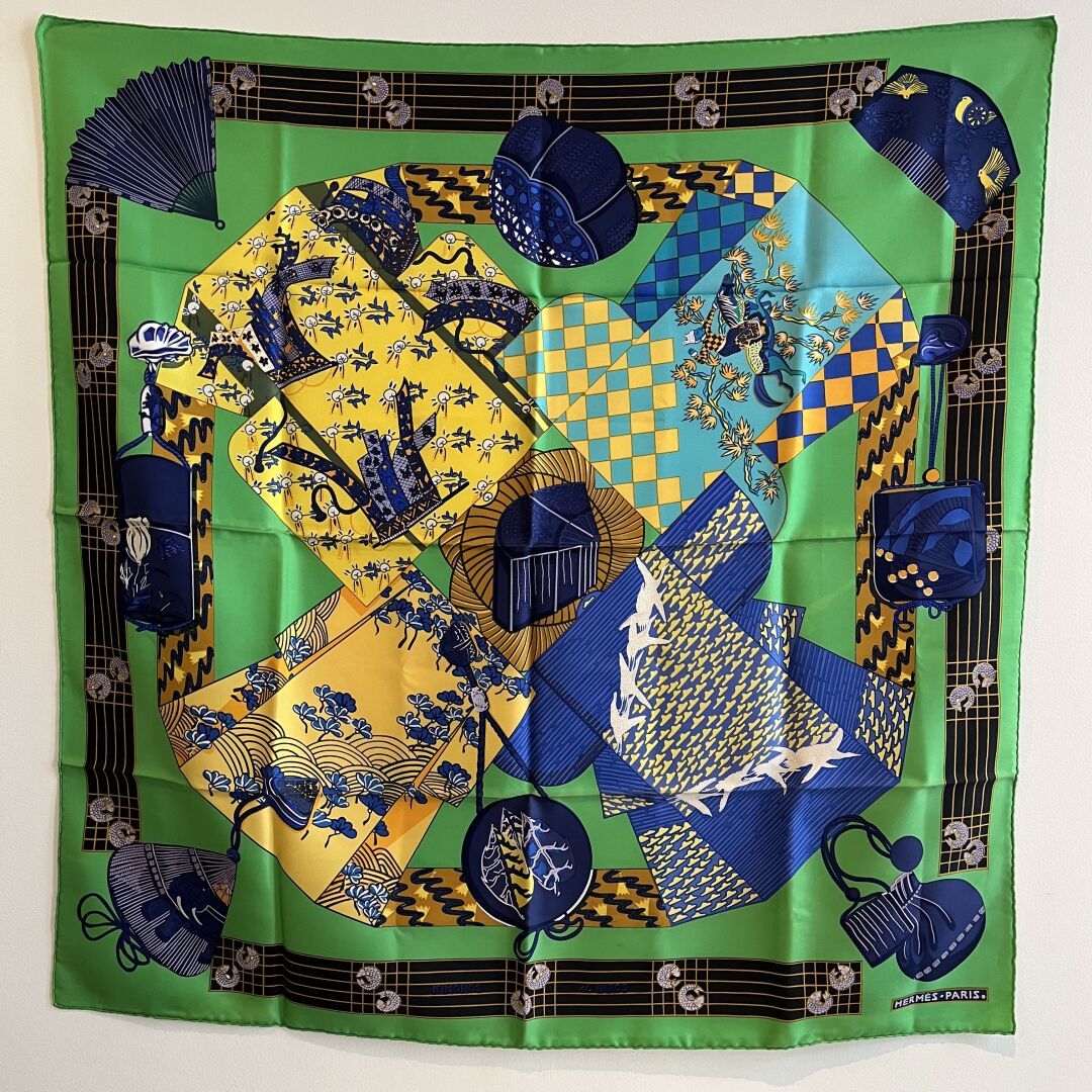 HERMES Carré modèle Kimonos et Inros en twill de soie, sur fond vert.

H. 90 cm,&hellip;