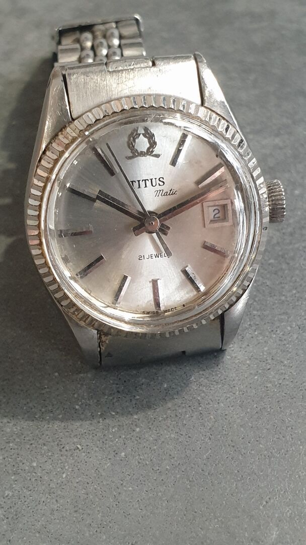 Null TITUS vers 1970

Montre bracelet de dame en acier.

Boitier tonneau, lunett&hellip;