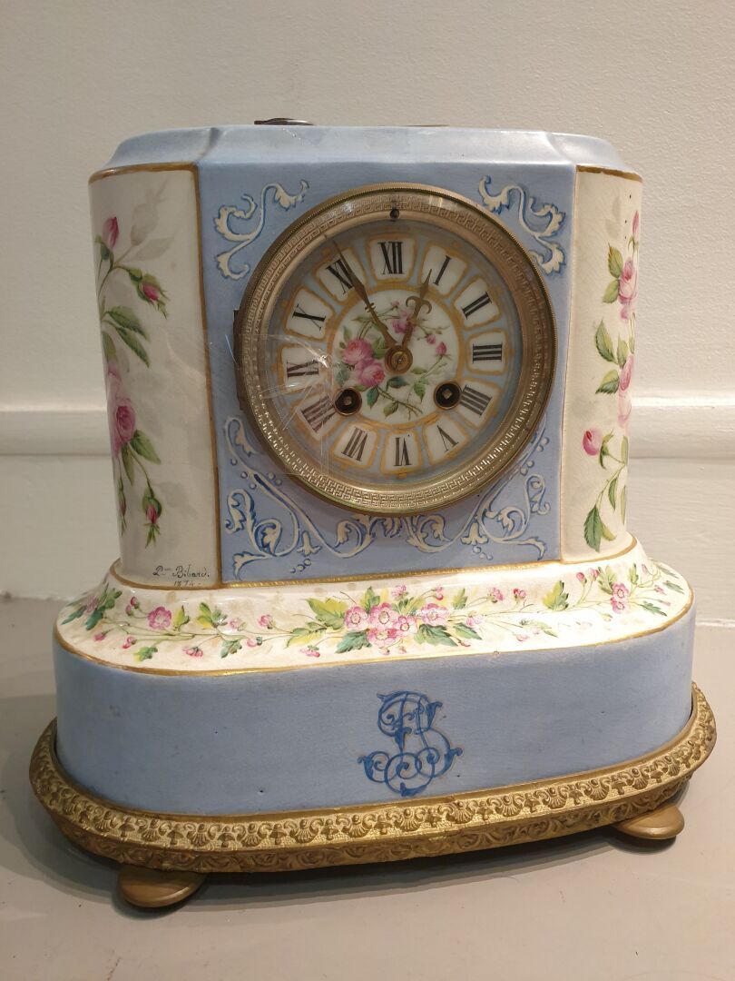 Null Élégante pendule borne en céramique blanche émaillée de fleurs vers 1870, b&hellip;