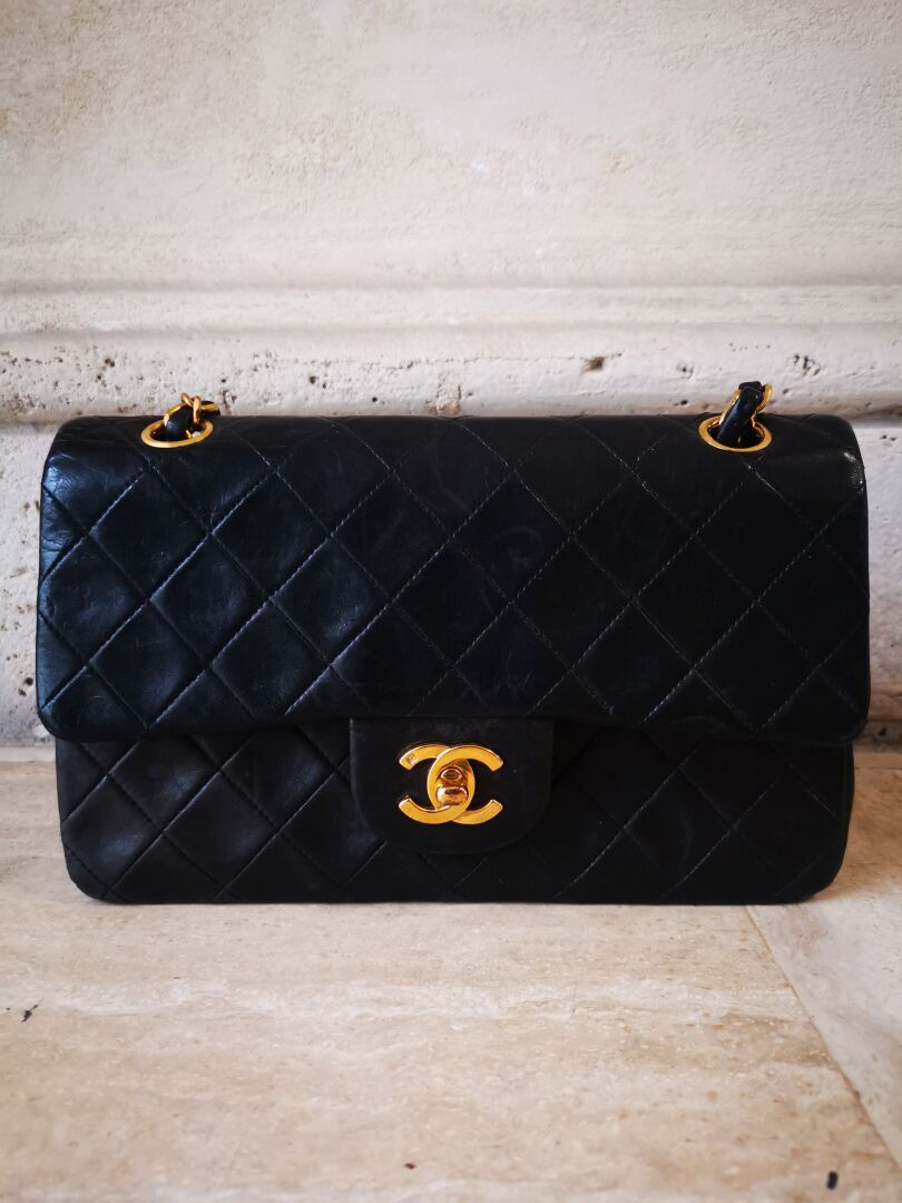 CHANEL Sac modèle Timeless en cuir noir matelassé et garniture en métal doré. An&hellip;