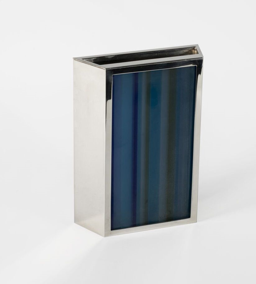 Ron SARIEL (1963) 镀银金属和玻璃浆的盒子雕塑。

底座下有2008年的签名和日期。

21 x 19,5 x 6厘米。

氧化和轻微的磨损和划&hellip;