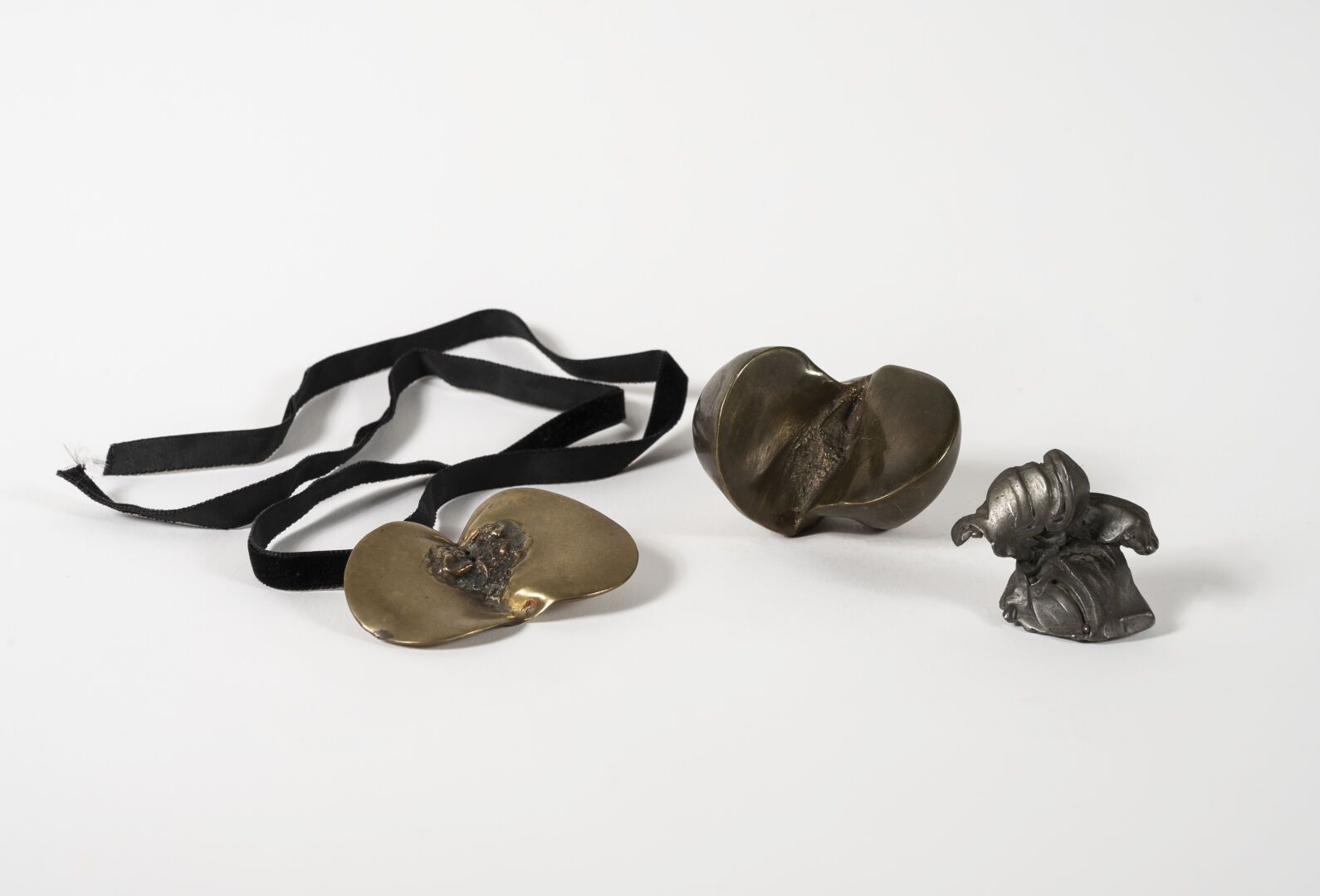 Osa SCHERDIN (1932) Drei Elemente aus Bronze bestehend aus : 

- Vulva-Anhänger.&hellip;