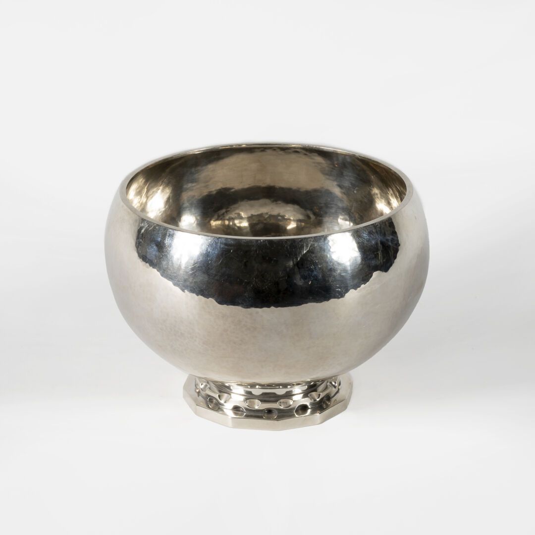 Hans Hansen (1884-1940) 银杯第一头衔（925/1000）锤击。

底部有签名，日期为1935年。

H.14厘米。

直径：16.5厘米&hellip;