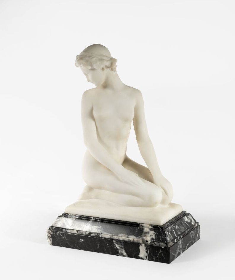 Victor Rousseau (1865-1954) 跪着的女孩。

白色大理石。

阳台上有 "维克多-卢梭 "的签名。

H.50 x W. 31厘米，黑&hellip;