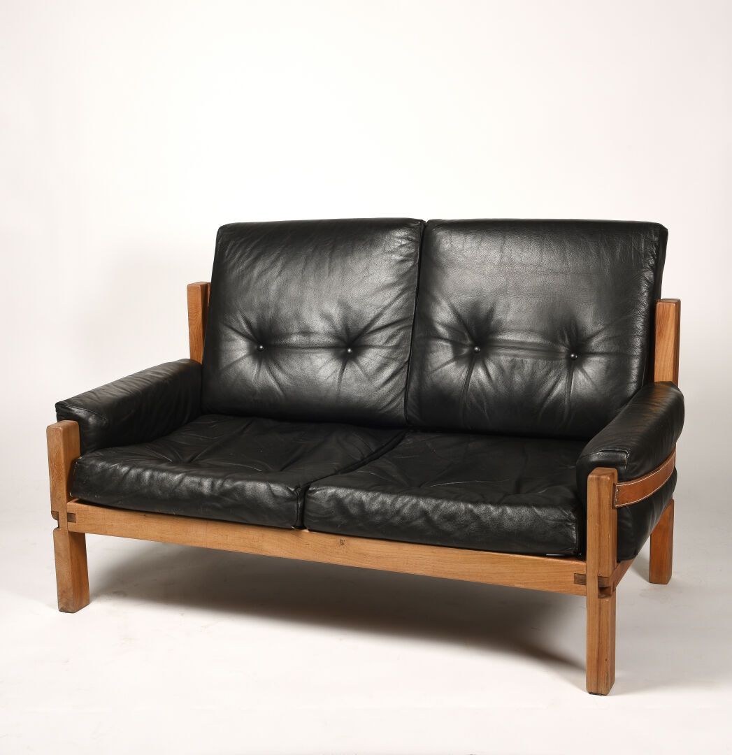 Pierre CHAPO (1927-1986) S22.

实心榆木和皮革的沙发。

创作日期：1960年左右。

H.72厘米。- L. 137 cm.- &hellip;
