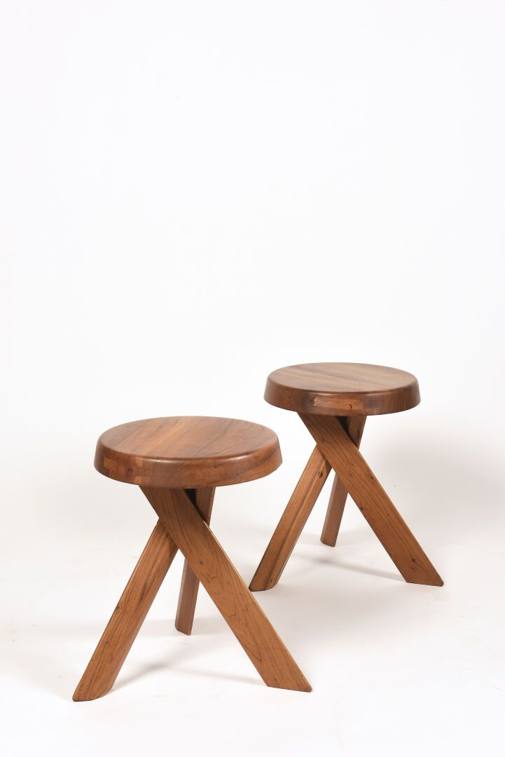 Pierre CHAPO (1927-1986) S31.

一对圆凳子。

模型创建于1974年。

榆木材质，有一个厚实的圆形座椅，靠在三个梁脚上。

H.&hellip;