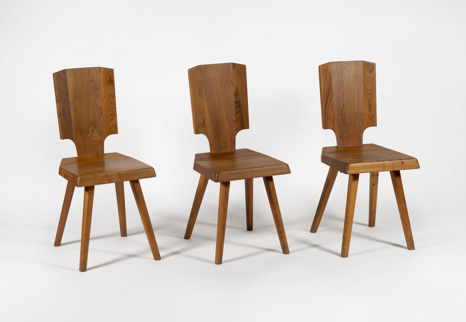 Pierre CHAPO (1927-1986) S28. 

Trois chaises en orme massif. 

L. 37 cm. - H. 8&hellip;