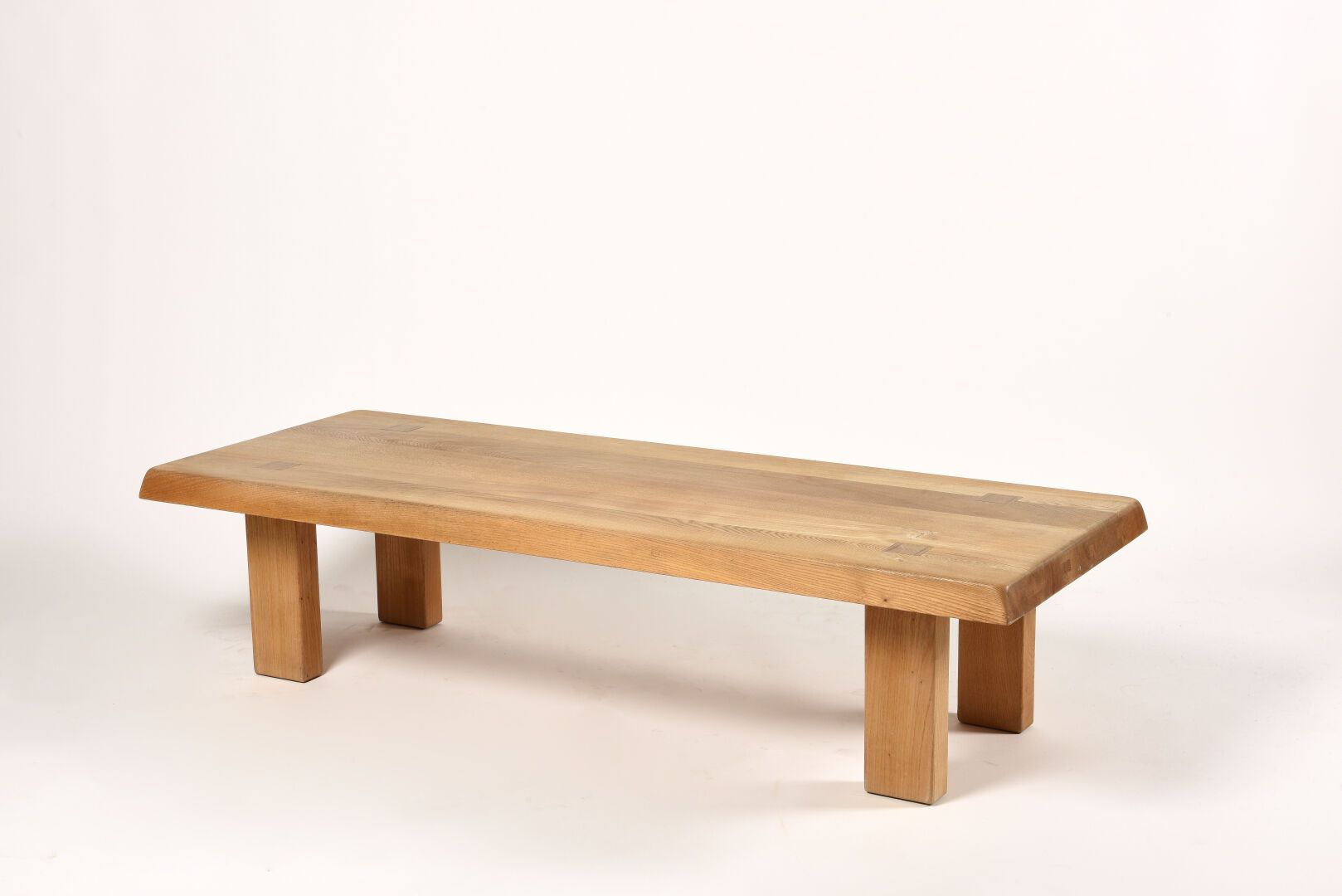 Pierre CHAPO (1927-1986) T08.

咖啡桌。

实心榆木，长方形的顶部，底座上有方形的榫卯。

H.33厘米 - 宽138厘米 - 深&hellip;
