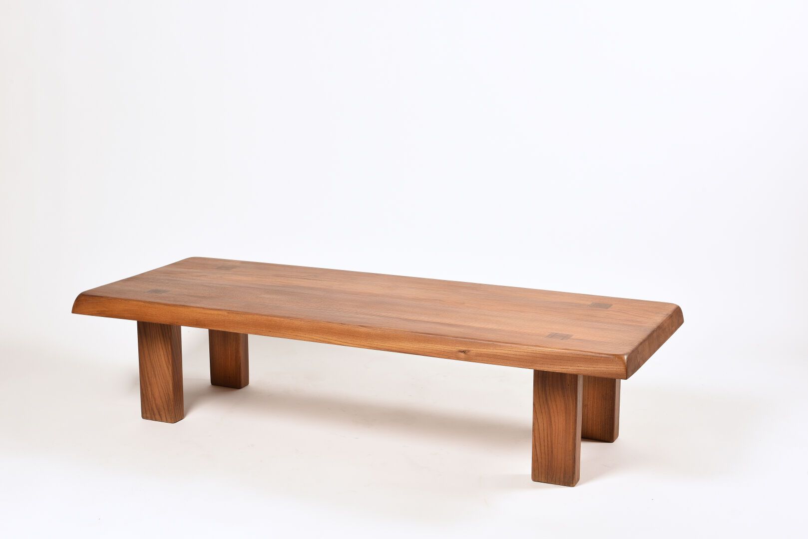 Pierre CHAPO (1927-1986) T08.

咖啡桌。

实心榆木，长方形的顶部，底座上有方形的榫头。

H.33 cm - W. 138 cm&hellip;