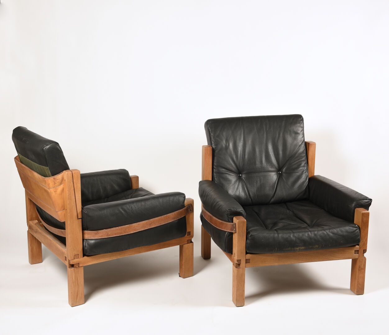 Pierre CHAPO (1927-1986) S15.

一对实心榆木和皮革的扶手椅。

创作日期：约1960年

H.72厘米。- L. 72 cm.- &hellip;