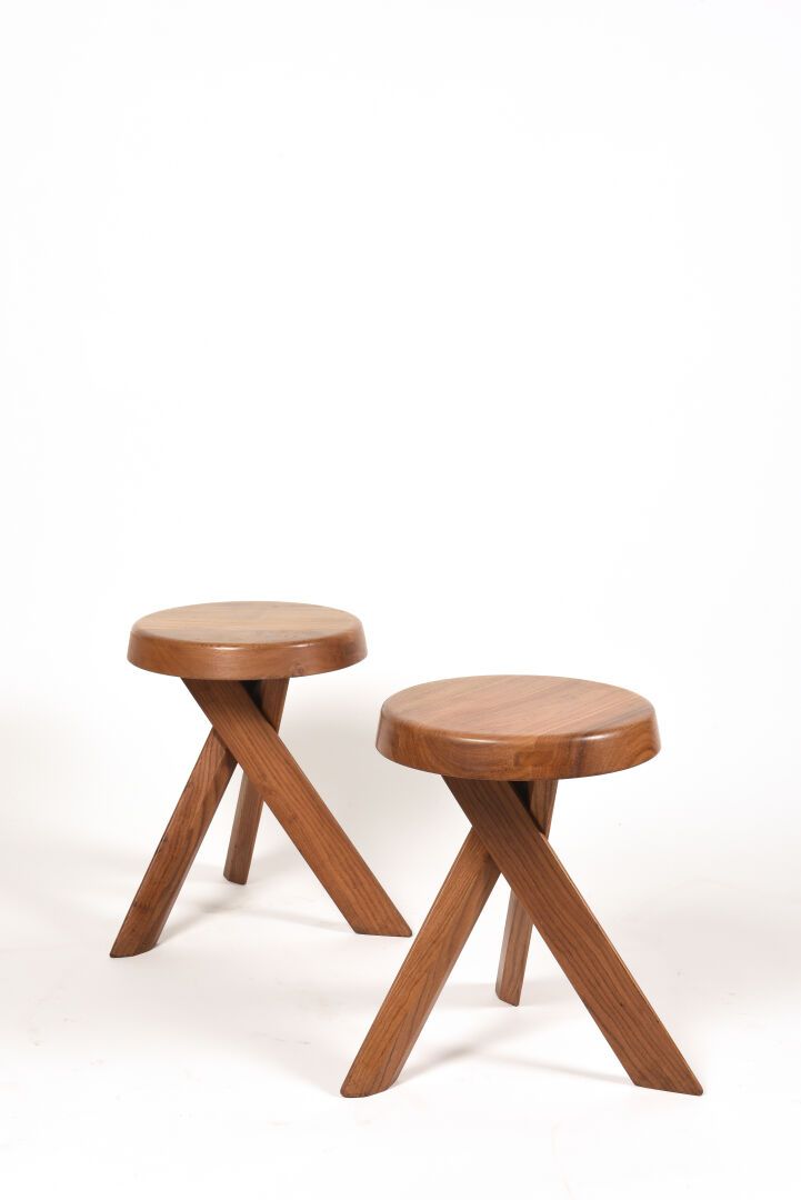 Pierre CHAPO (1927-1986) S31.

一对圆凳子。

模型创建于1974年。

榆木材质，有一个厚实的圆形座椅，靠在三个梁脚上。

H.&hellip;