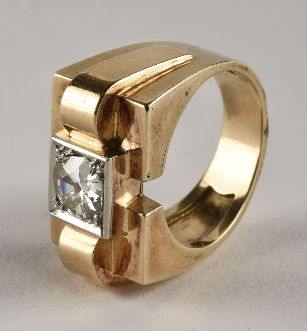 Null 铂金（千分之八十五）和18K黄金（千分之七十五）制成的 "Tank "戒指，其中心是一颗约0.60克拉的旧尺寸钻石。

1940年的工作。

手指大小&hellip;