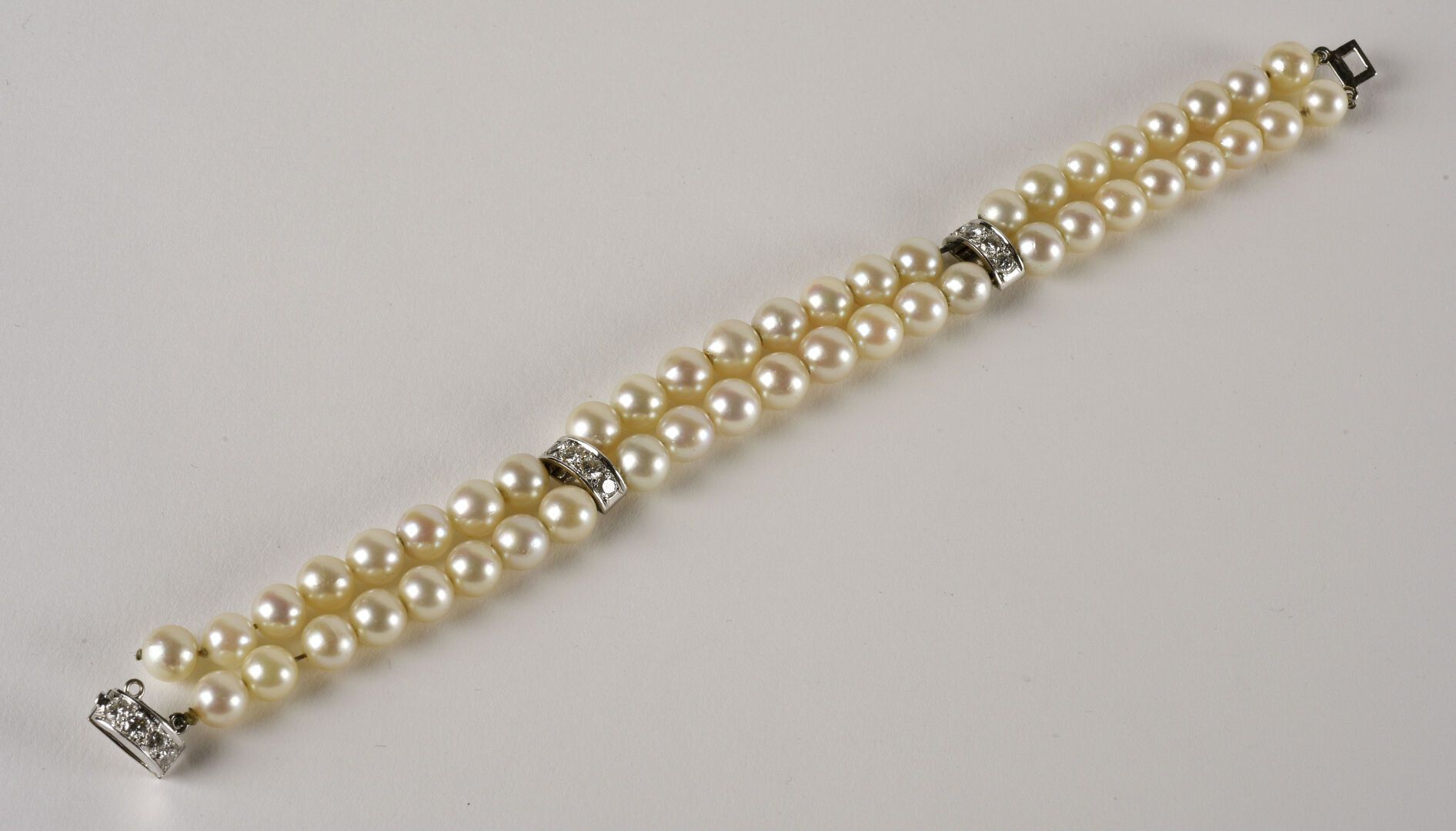 Null 手链由两排白色养殖珍珠组成，秋季装饰有两根铂金（95万分之一）和18K白金（75万分之一）的条状物，上面镶有明亮式切割的钻石。

扣子的棘轮上装饰有钻&hellip;