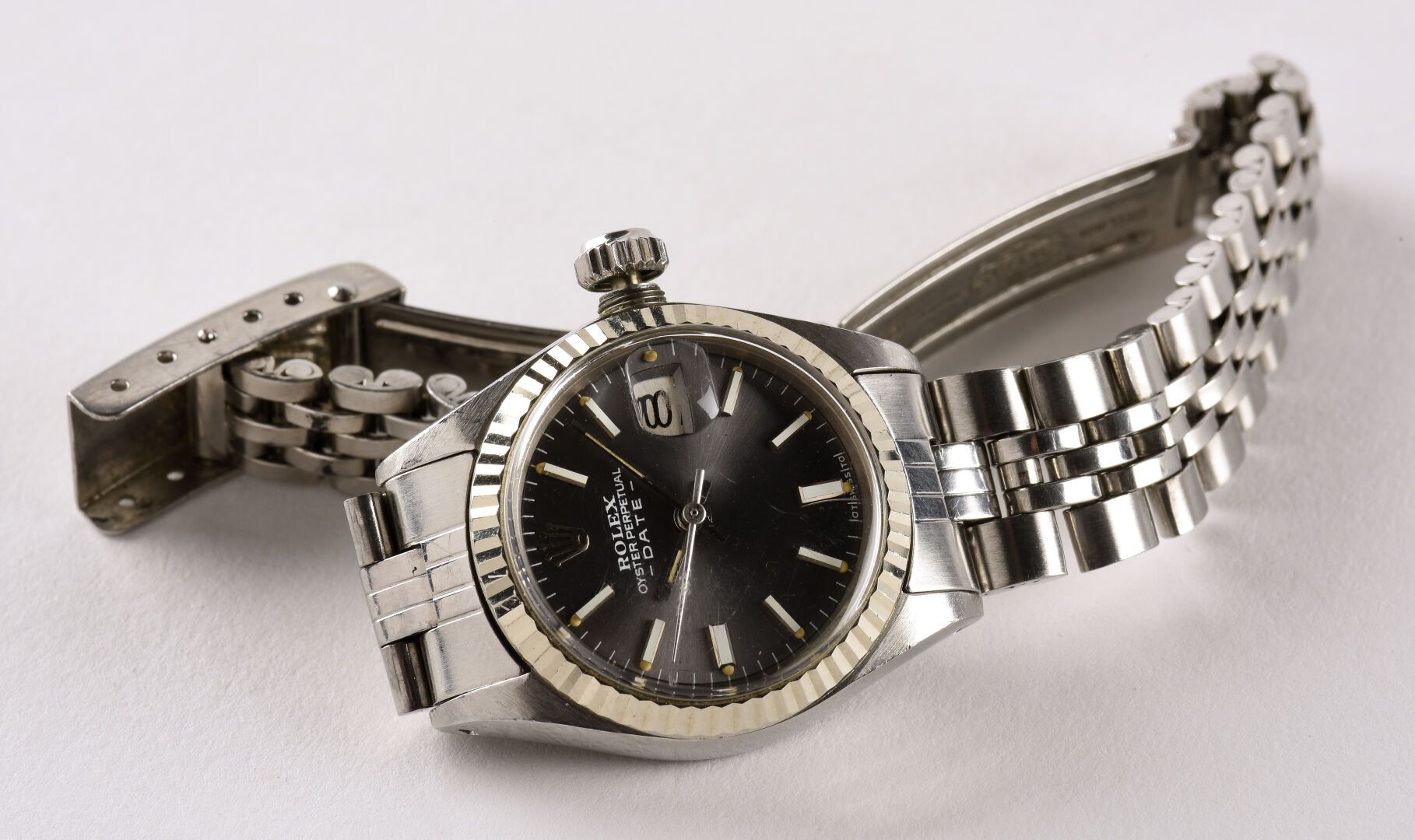 ROLEX "Lady Date" ref.6917, vers 1973 Elegant ladies' watch in steel and white g&hellip;