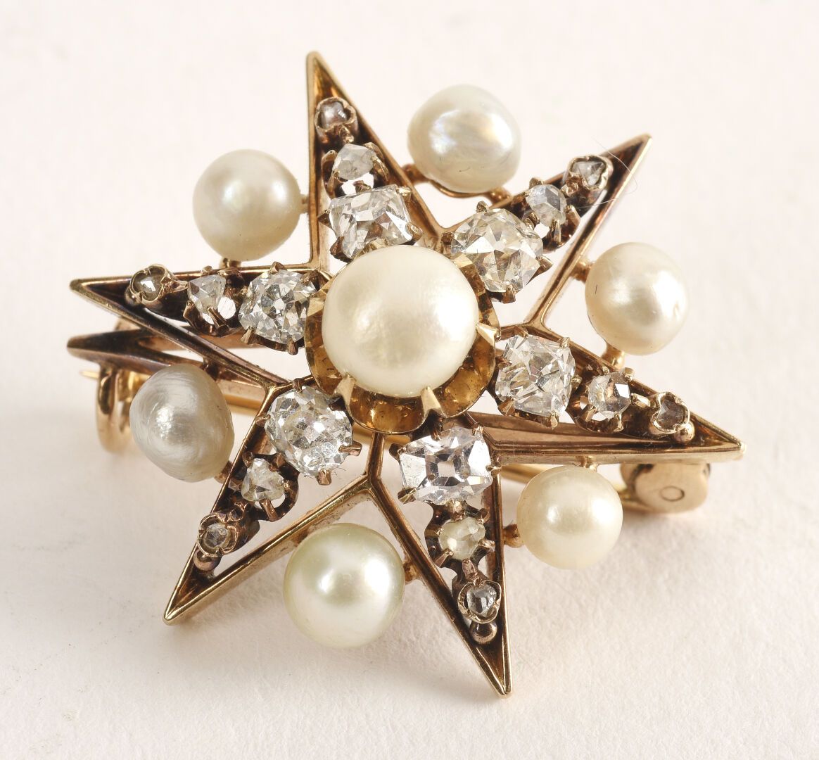 Null Brooch in yellow gold 18K (750 thousandths) stylizing a star decorated with&hellip;