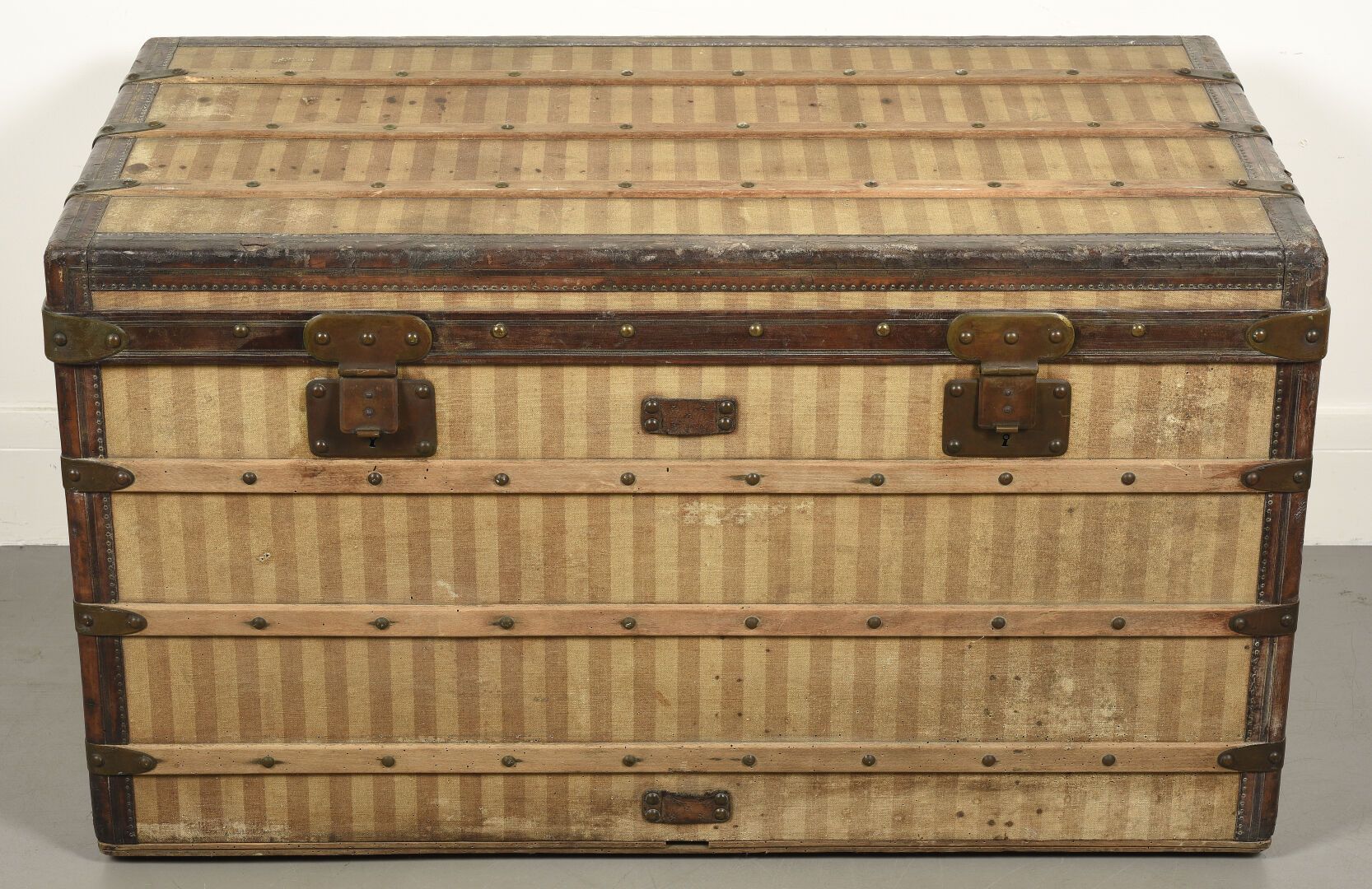LOUIS VUITTON Postkoffer aus Holz, ausgekleidet mit gestreiftem Leinen, die Ränd&hellip;