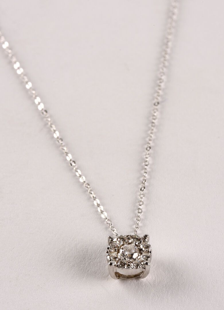 Null Chaine et pendentif en or gris 18K (750 millièmes) orné d'un diamant de tai&hellip;