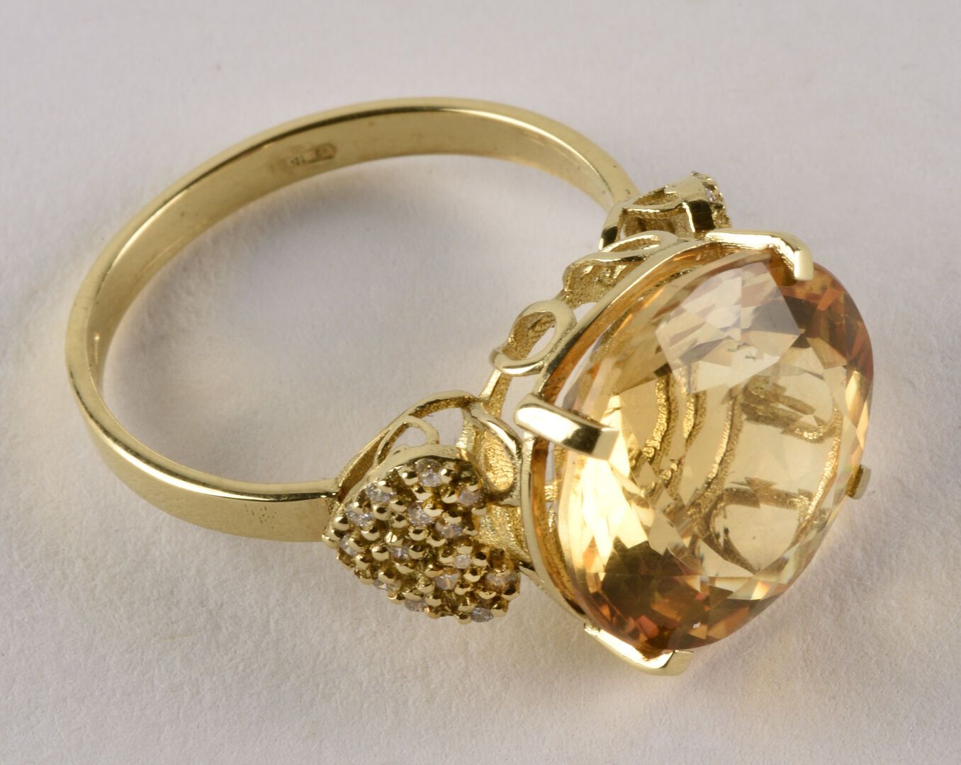Null 18K黄金（千分之七十五）戒指，装饰有一个圆形刻面的黄水晶，由两个铺有小型明亮式切割钻石的 "心 "支撑。手指大小：58。毛重：4.9克。黄水晶的尺寸&hellip;