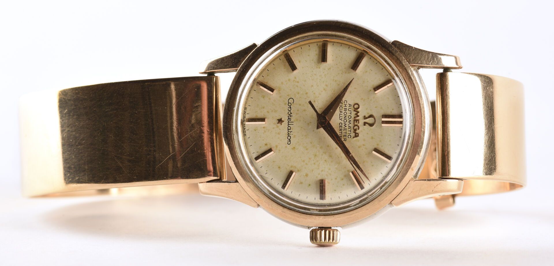 OMEGA "Constellation" vers 1960. Reloj con brazalete de acero y oro rosa sobre u&hellip;