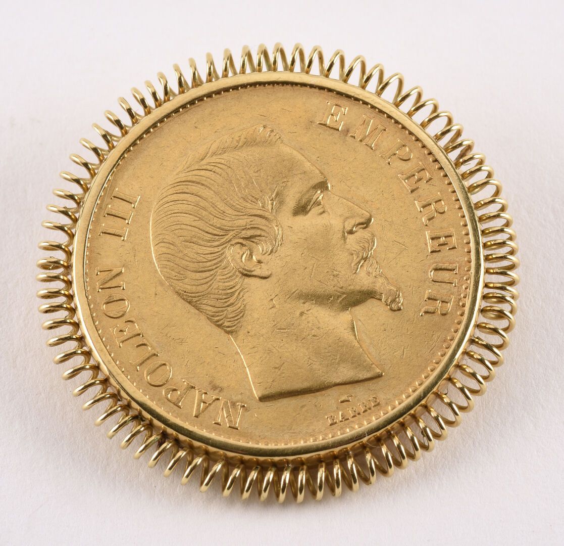 Null Spilla in oro giallo 18K (750 millesimi), decorata con una moneta d'oro da &hellip;